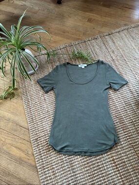 Amour Vert Short Sleeve Scoop Neck Tee in Olive